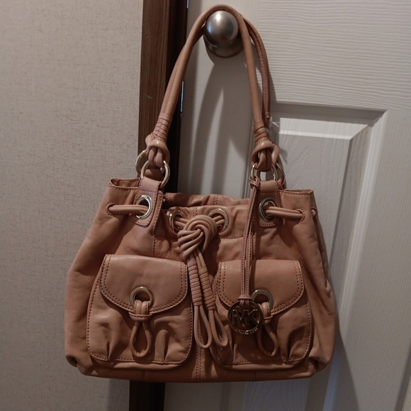 Michael Kors Tan Leather Tote Bag defect in the strap but it doesn't prevent any - Picture 1 of 6